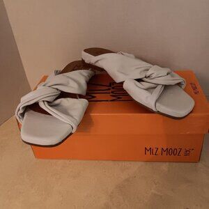 MIZ MOOZ NEW IN BOX LEATHER CREAM SANDALS SIZE 39 /9MED.  FROM QVC
